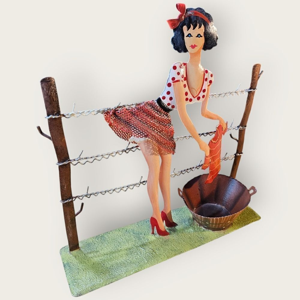 Pin Up Retro Hanging Laundry Housewife Metal Wire Art